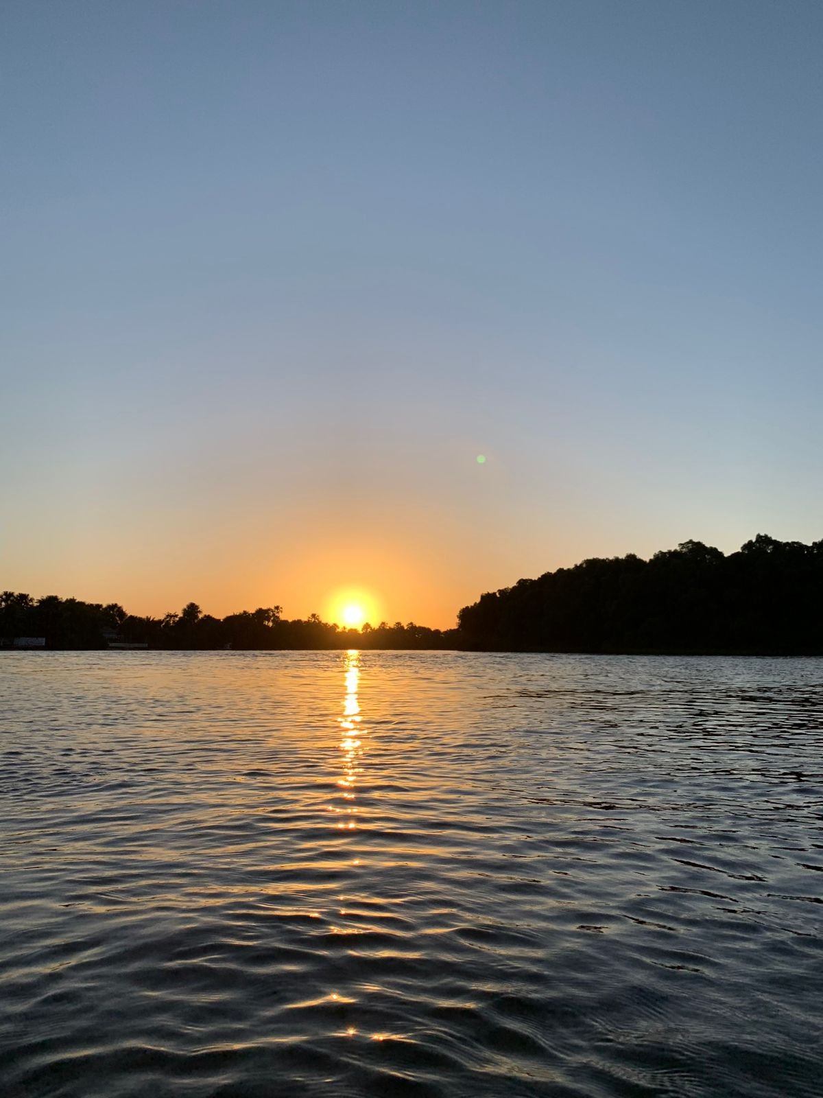 Rio Preguiças ao pôr do sol entre a vegetação tropical de Barreirinhas